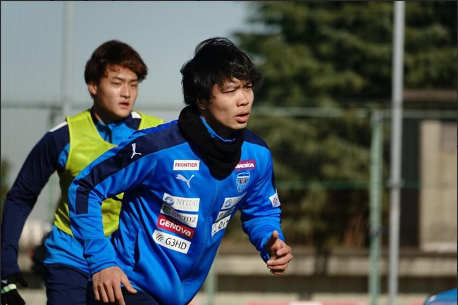 Yokohama FC đối xử "cực phũ" với Công Phượng - Ảnh 1.