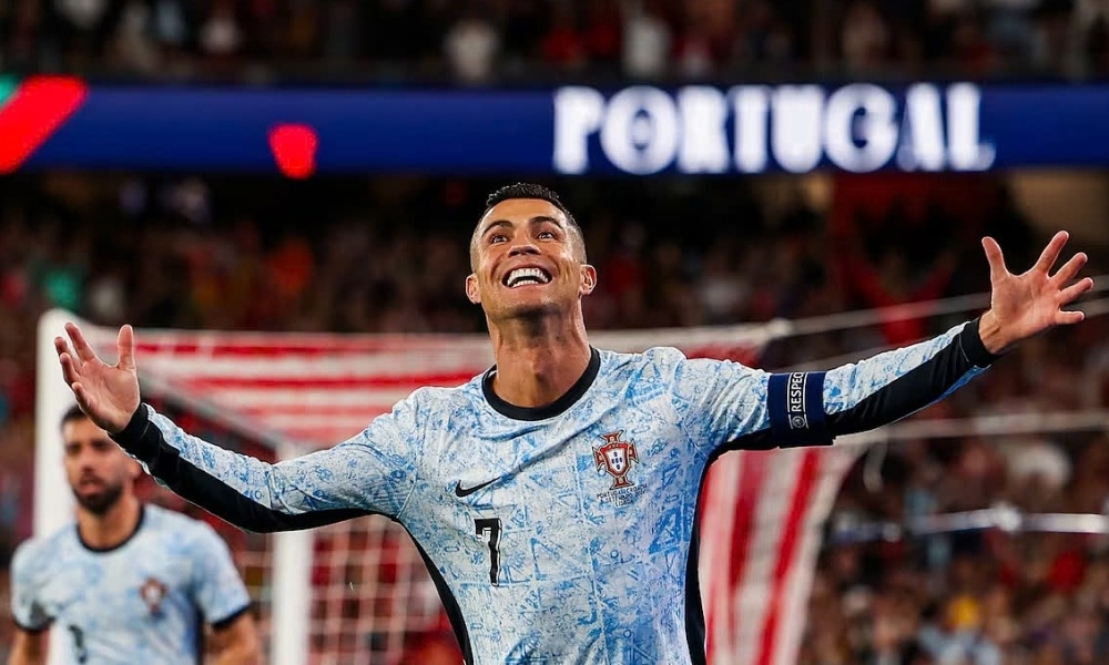 Ronaldo chạm mốc kỷ lục ghi bàn chưa từng có trong lịch sử bóng đá